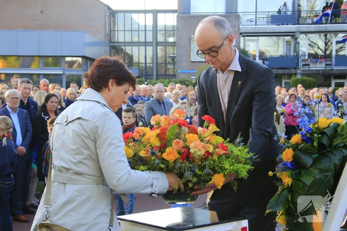 Jong en oud herdenken samen slachtoffers