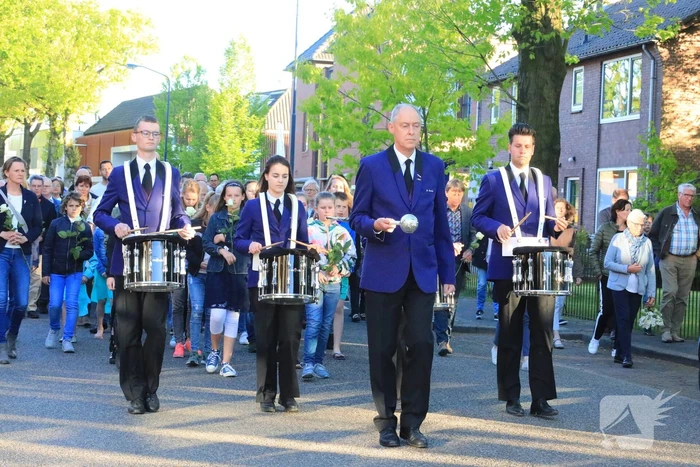 Jong en oud herdenken samen slachtoffers