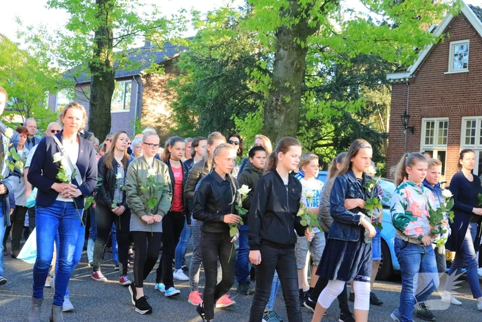 Jong en oud herdenken samen slachtoffers