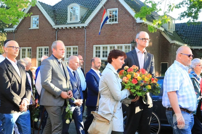 Jong en oud herdenken samen slachtoffers