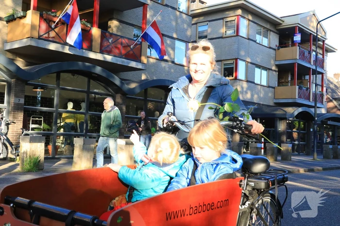 Jong en oud herdenken samen slachtoffers