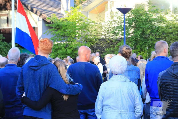 Jong en oud herdenken samen slachtoffers