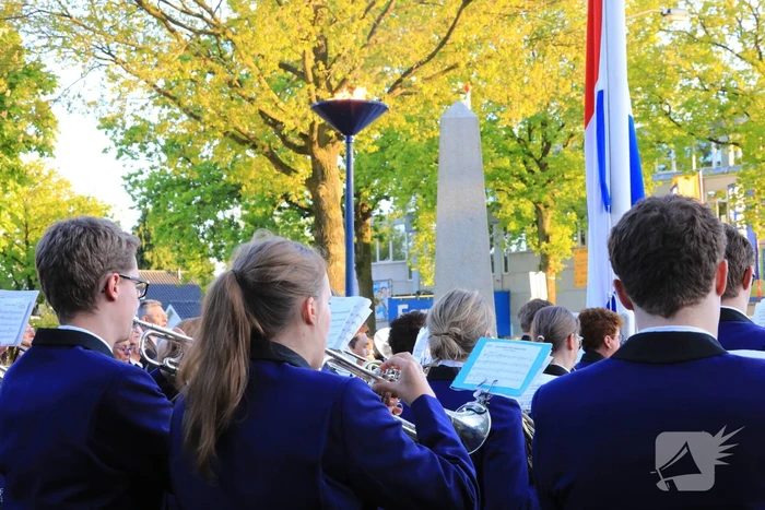 Jong en oud herdenken samen slachtoffers