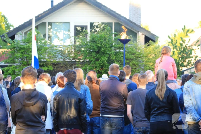 Jong en oud herdenken samen slachtoffers