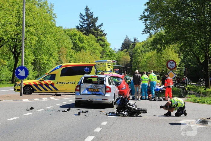 Motorrijder zwaar gewond bij kop-staartbotsing