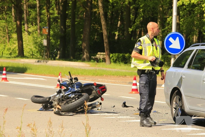 Motorrijder zwaar gewond bij kop-staartbotsing