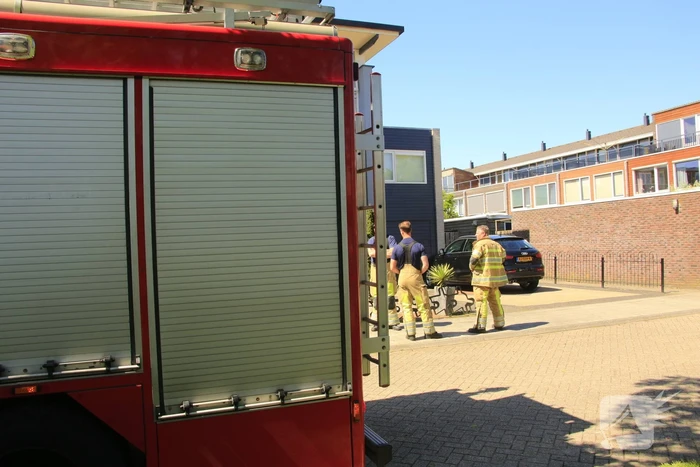 Bewoner blust zelf brand met tuinslang