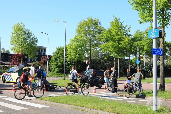 Overstekende fietsster aangereden door auto