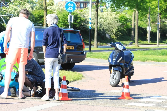 Overstekende fietsster aangereden door auto