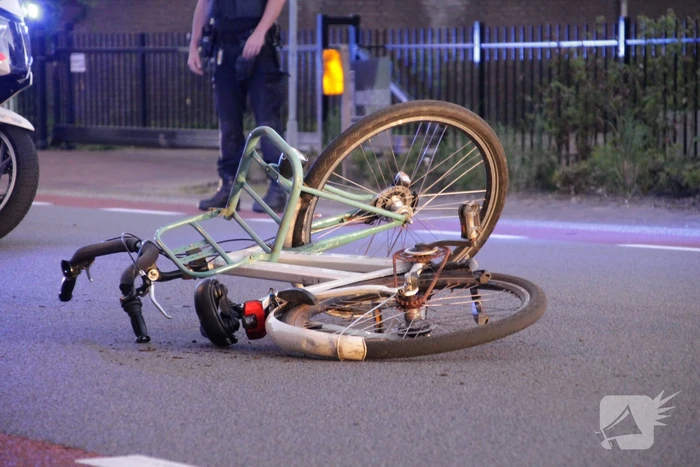 Meisje met fiets gewond na aanrijding met auto