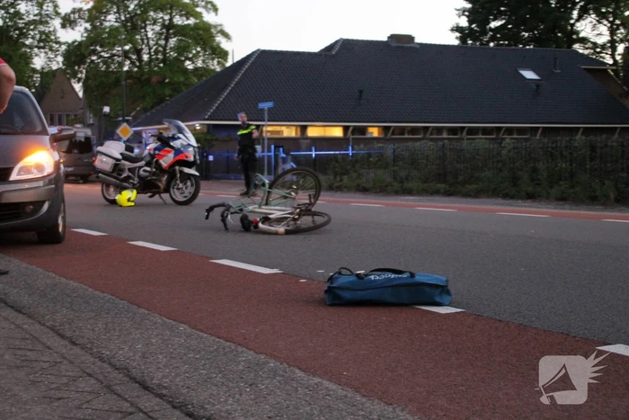 Meisje met fiets gewond na aanrijding met auto