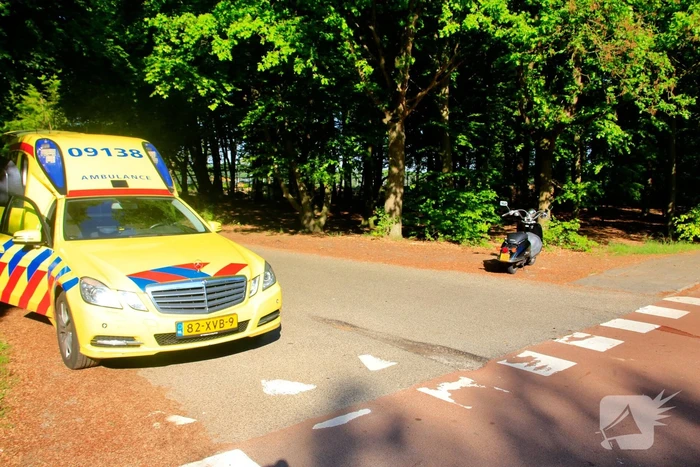 Brommerrijder gewond na botsing met auto
