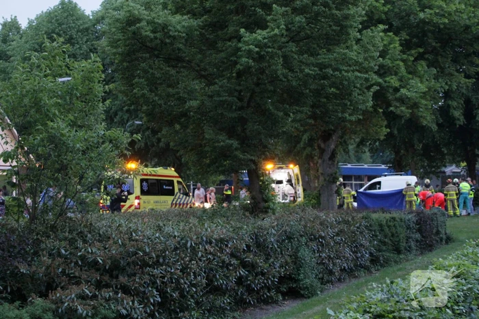 Persoon gewond onder bestelwagen