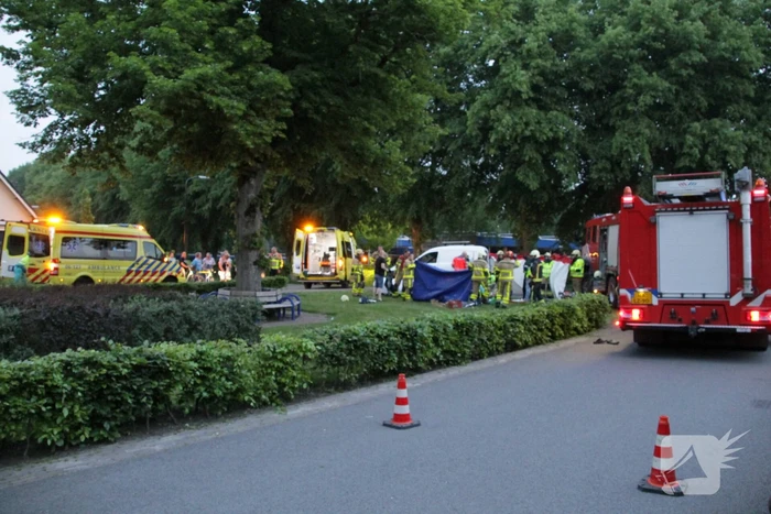 Persoon gewond onder bestelwagen