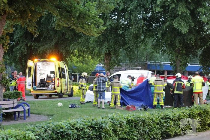 Persoon gewond onder bestelwagen