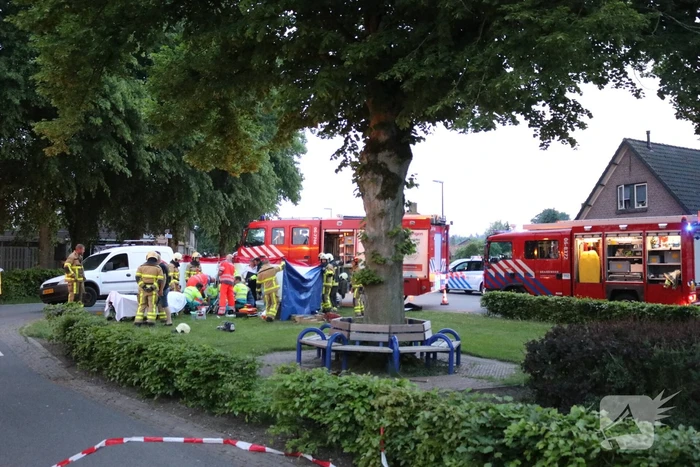 Persoon gewond onder bestelwagen