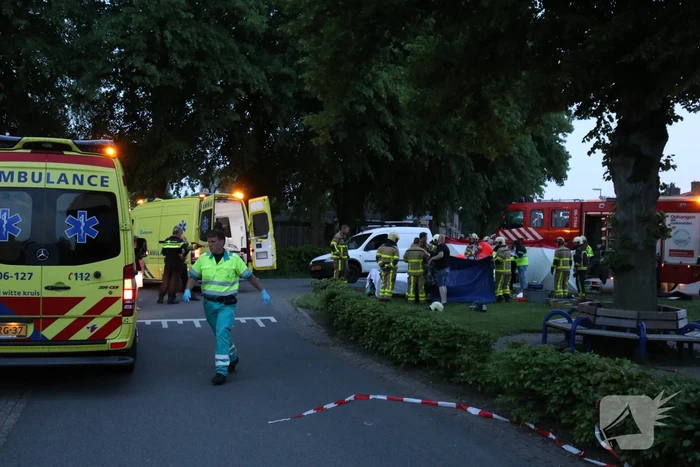 Persoon gewond onder bestelwagen
