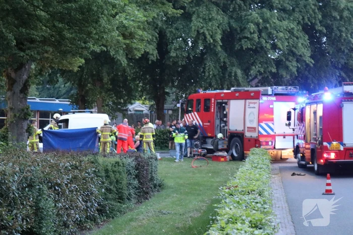 Persoon gewond onder bestelwagen
