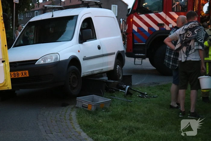 Persoon gewond onder bestelwagen