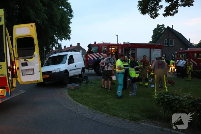 Persoon gewond onder bestelwagen
