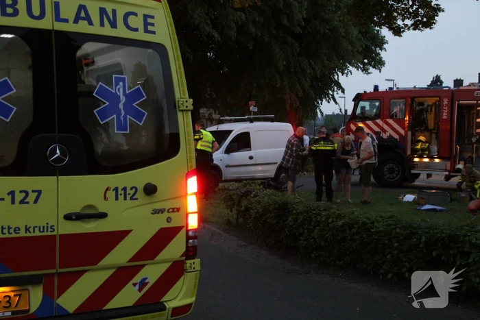 Persoon gewond onder bestelwagen