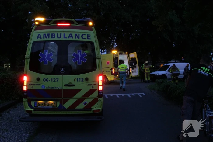 Persoon gewond onder bestelwagen