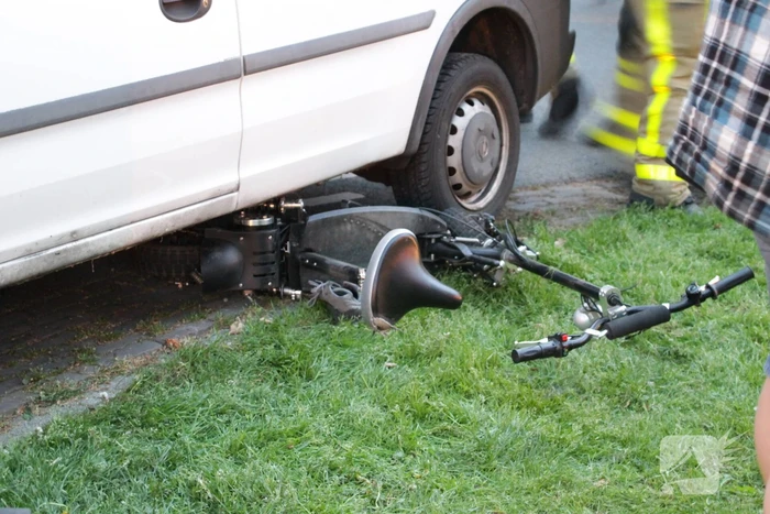 Persoon gewond onder bestelwagen