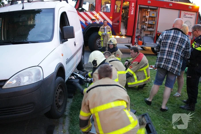 Persoon gewond onder bestelwagen