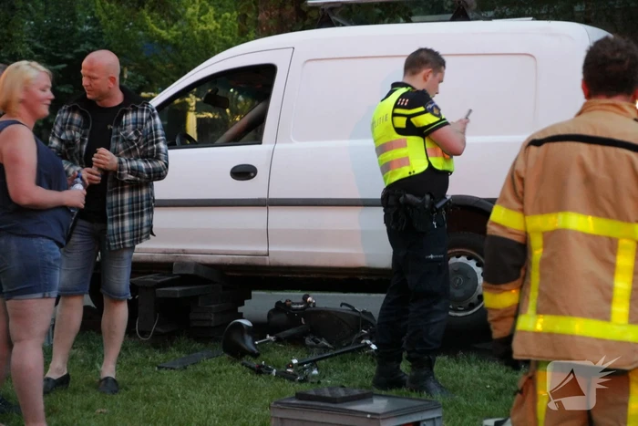 Persoon gewond onder bestelwagen