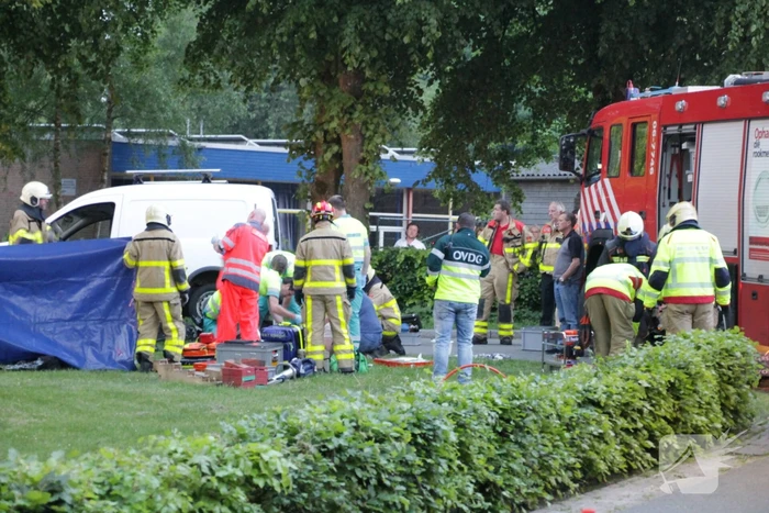 Persoon gewond onder bestelwagen