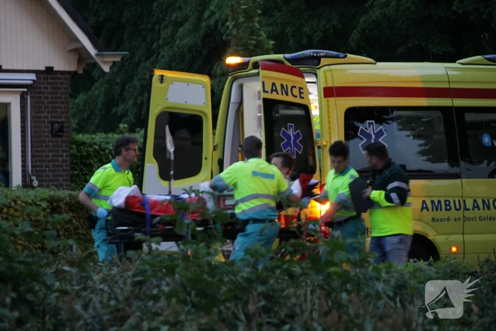 Persoon gewond onder bestelwagen