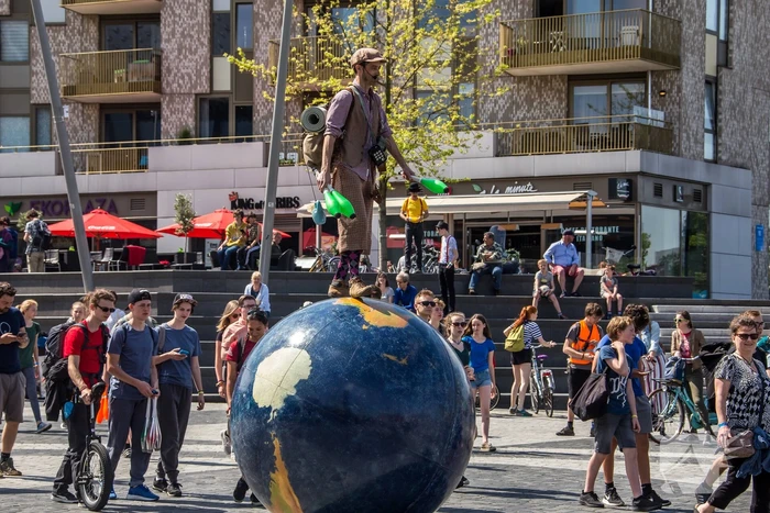 300 jongleurs trekken door de stad