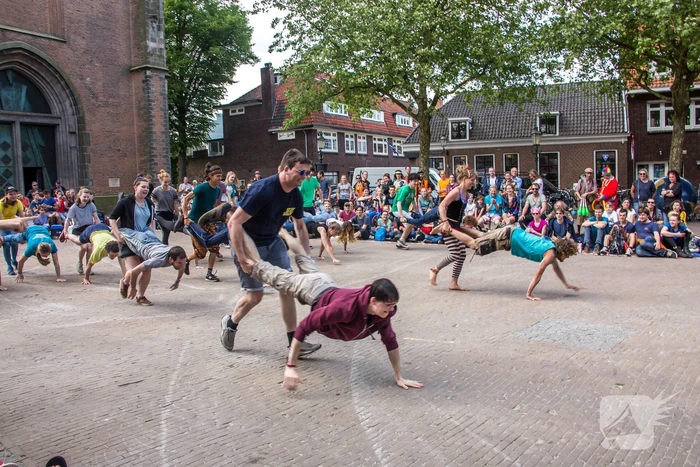 300 jongleurs trekken door de stad