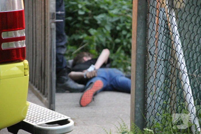 Man aangehouden en gewond naar ziekenhuis