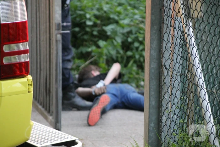 Man aangehouden en gewond naar ziekenhuis