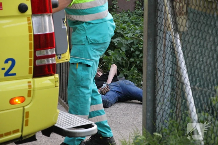 Man aangehouden en gewond naar ziekenhuis