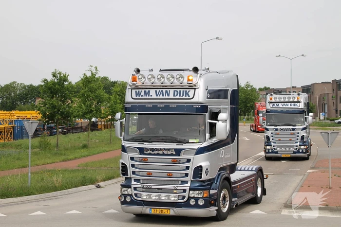 Truckerstocht met vele voertuigen