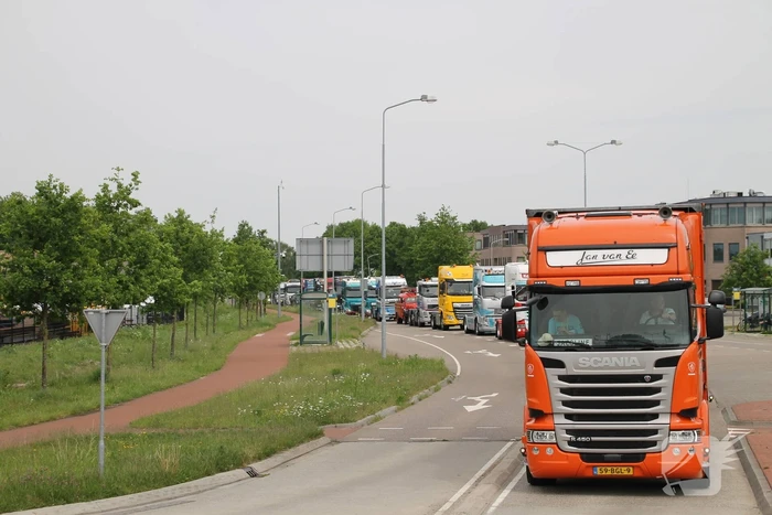 Truckerstocht met vele voertuigen