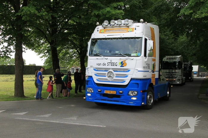 Truckerstocht met vele voertuigen