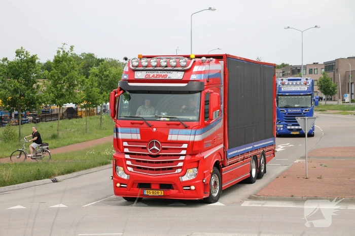 Truckerstocht met vele voertuigen
