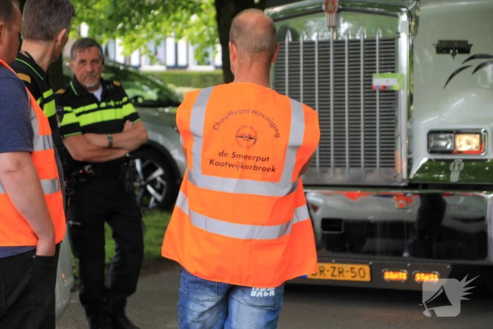 Truckerstocht met vele voertuigen