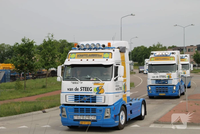 Truckerstocht met vele voertuigen