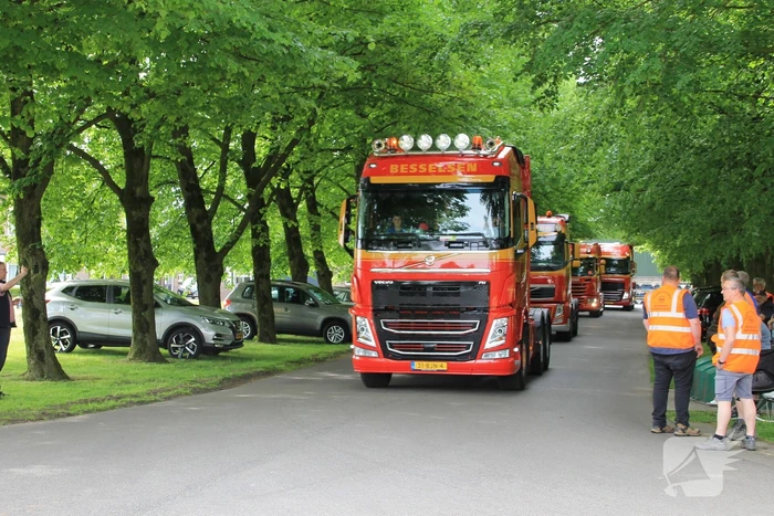 Truckerstocht met vele voertuigen