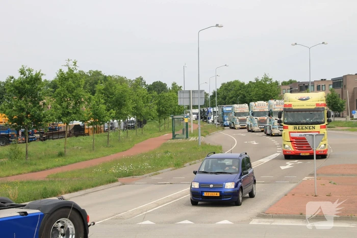 Truckerstocht met vele voertuigen