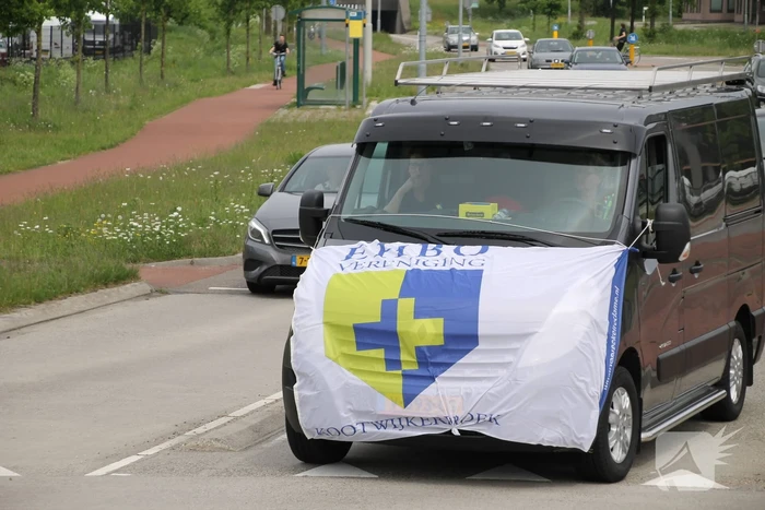Truckerstocht met vele voertuigen