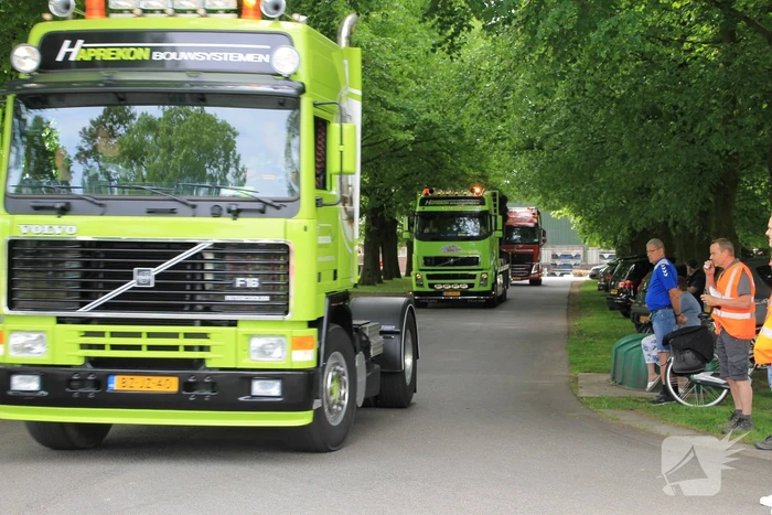 Truckerstocht met vele voertuigen