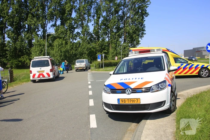 Fietsster en scooterrijdster botsen
