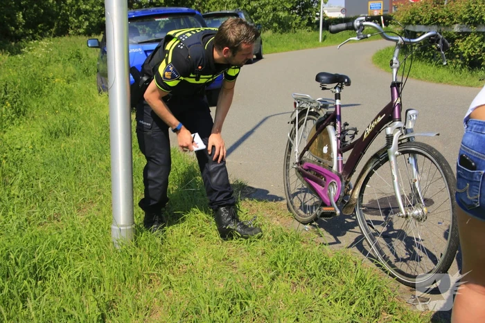 Fietsster en scooterrijdster botsen