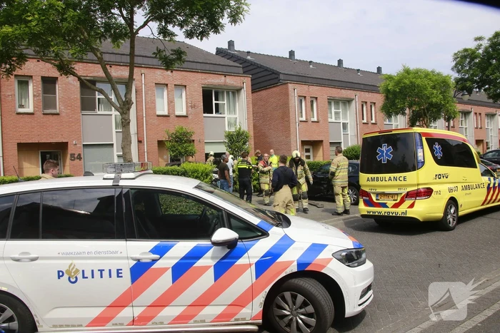 Auto rijdt tegen woonhuis