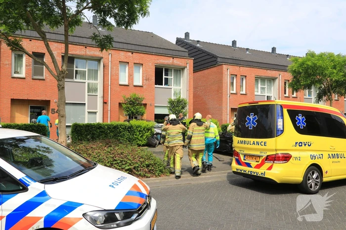 Auto rijdt tegen woonhuis